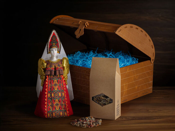 Подарочный набор: кукла фарфоровая, чай Малина с мятой, красный