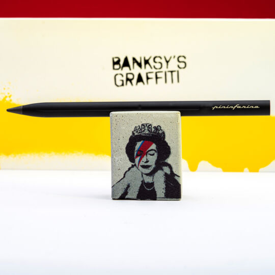 Набор Pininfarina Banksy Lizzy Stardust: карандаш SMART с бетонной подставкой, красный